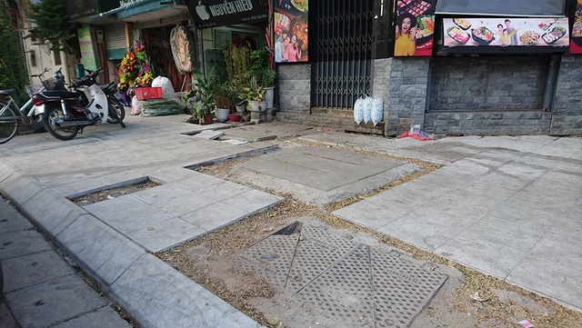 Hè phố Hà Nội ngổn ngang vì đá lát bền 70 năm